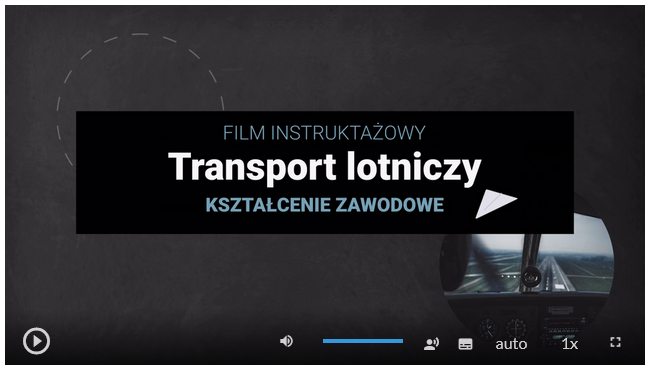 Przykładowy widok planszy filmu. Napisy. Film instruktażowy. Transport lotniczy. Kształcenie zawodowe. W dolnym prawym rogu pokazane jest zdjęcie widoku z kabiny pilota na pas startowy przed samolotem. W dolnej części ekranu znajdują się przyciski. Od lewej. Przycisk odtwórz, wstrzymaj. Następnie przycisk włączania i wyłączania dźwięku, pasek głośności, ścieżka alternatywna z audiodeskrypcją, napisy, jakość odtwarzania, prędkość odtwarzania, tryb pełnoekranowy.