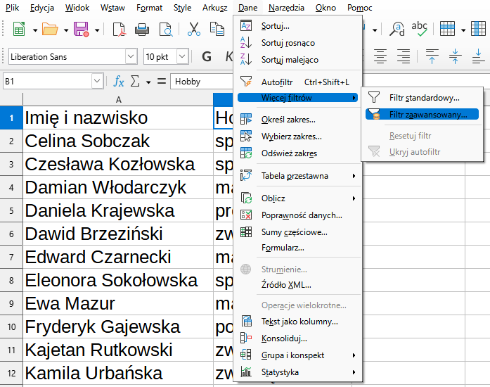 Ilustracja przedstawia otwarte okno dialogowe arkusza z paskiem menu i aktywną zakładką Dane, dalej zaznaczona opcja Więcej filtrów, Filtr zaawansowany. W tle, na arkuszu imiona i nazwiska i przypisane do nich hobby.