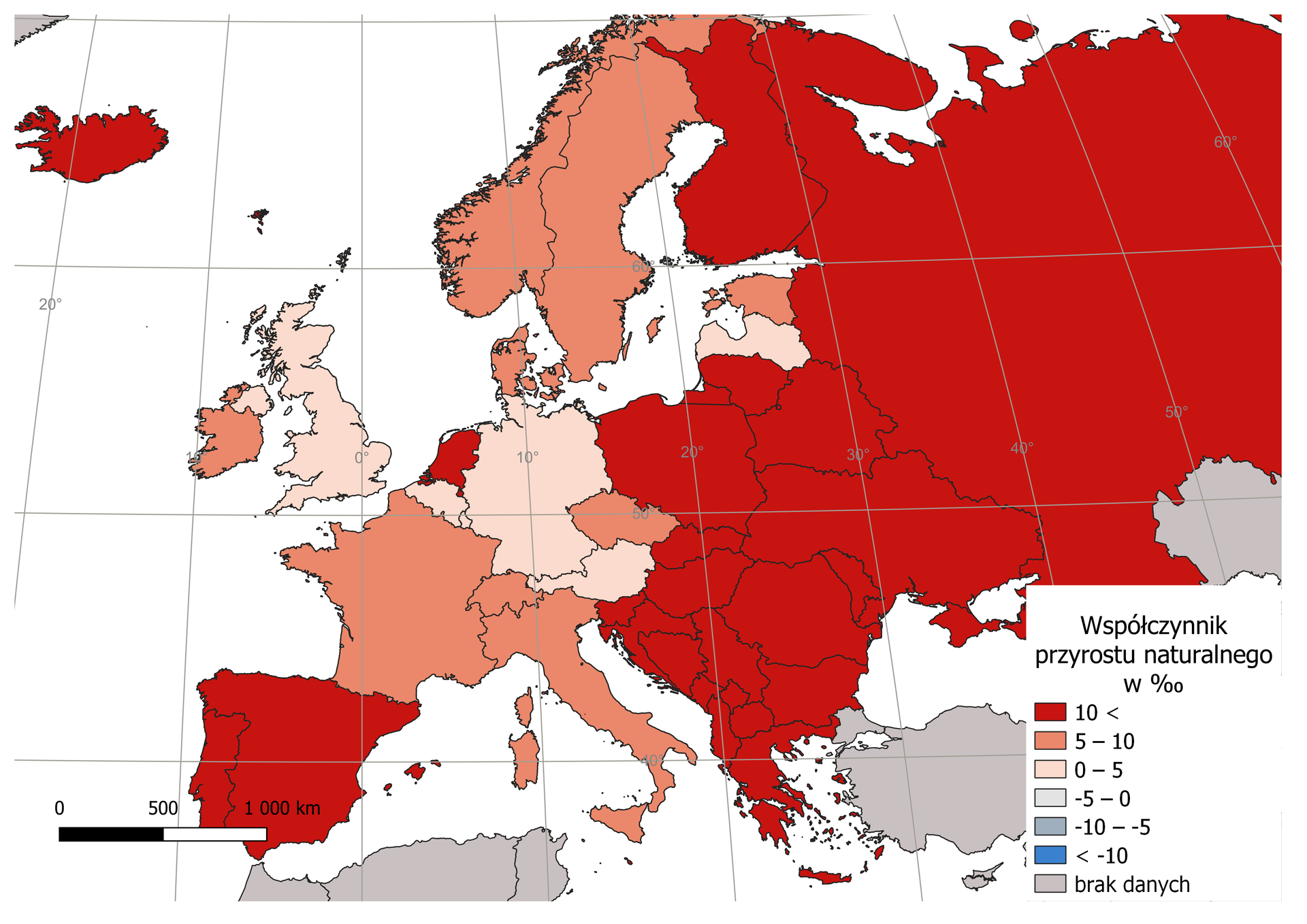 Ilustracja przedstawia mapę Europy. Na mapie zaznaczono różnymi kolorami państwa. Kolory odpowiadają wielkości liczby osób w danym kraju. Obok mapy jest legenda. Ma ona postać słupka, który wypełniony jest kolorami. Najniższą wartość oznaczono kolorem fioletowym, najwyższą czerwonym. Barwy przechodzą jedna w drugą wraz ze wzrostem wartości. Na słupkiem znajduje się napis: Współczynnik przyrostu naturalnego (‰) Według legendy na mapie zaznaczono na czerwono państwa o najwyższym przyroście naturalnym  w Europie w 1955 roku, są to: Kosowo (31,2‰) oraz Bośnię i Hercegowinę (23,9‰). Jaśniejszym kolorem oznaczono Islandię (21,6‰), Czarnogórę (20,5‰), Albanię (20,4‰), Macedonię Północną (19,8‰) i Polskę (19,5‰). Pomarańczową barwą oznaczono Rumunię (14‰), Białoruś i Holandię (13,8‰) oraz Portugalię (12,9‰).  Odcieniami niebieskiego zaznaczono państwa osiągające od 10,5‰ do 6,5‰. Kolorem fioletowym oznaczono państwa które osiągały od 6,5‰ do 3,6‰. Państwa o najniższej wartości współczynnika przyrostu naturalnego to Austria (3,5‰). Na mapie znajduje się siatka kartograficzna, na której opisano wartości południków i równoleżników co 20 stopni. 
