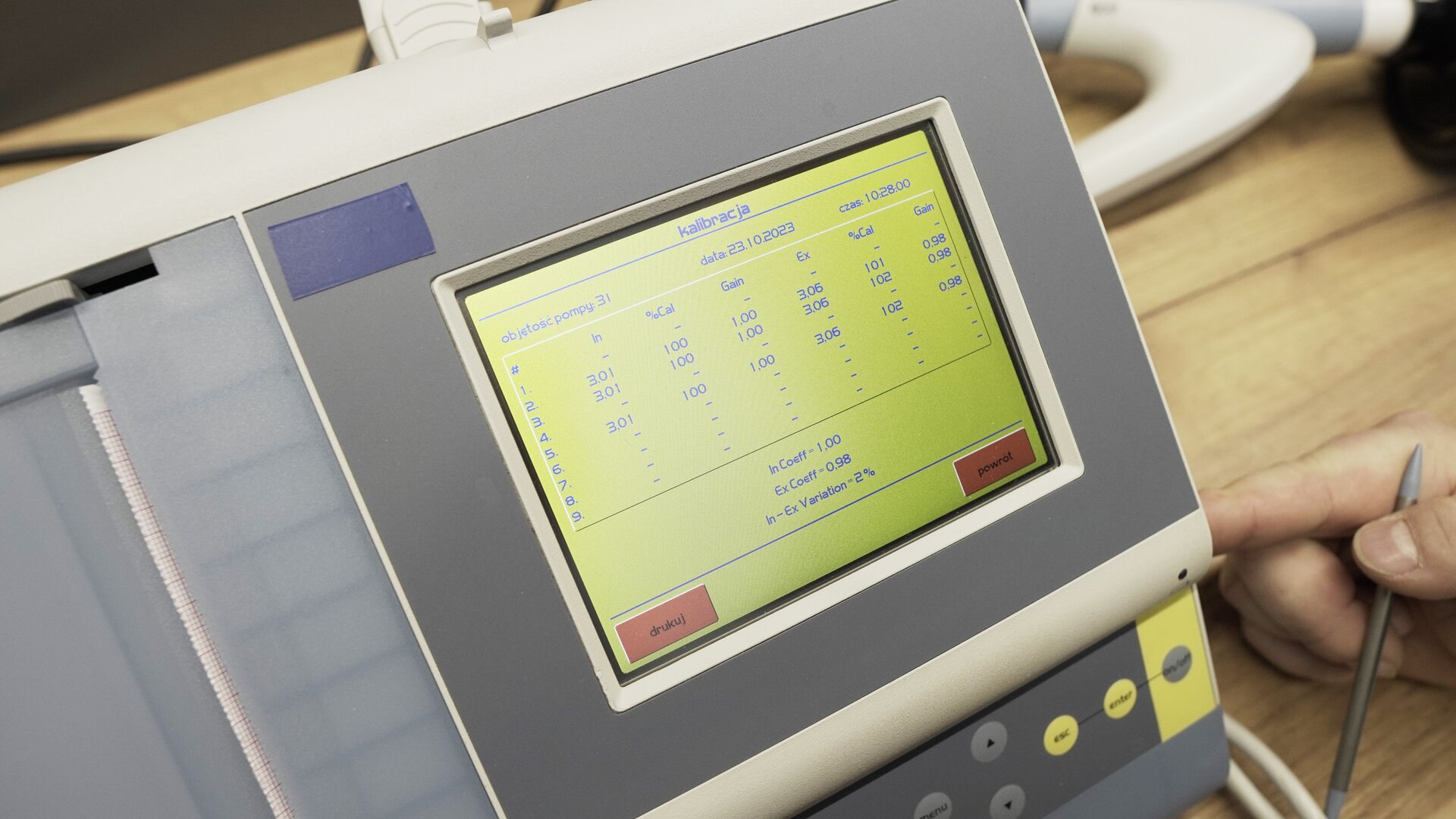 Na zdjęciu pokazano przybliżenie ekranu spirometru, na którym widoczne jest podsumowanie kalibracji w postaci tabelarycznej. 