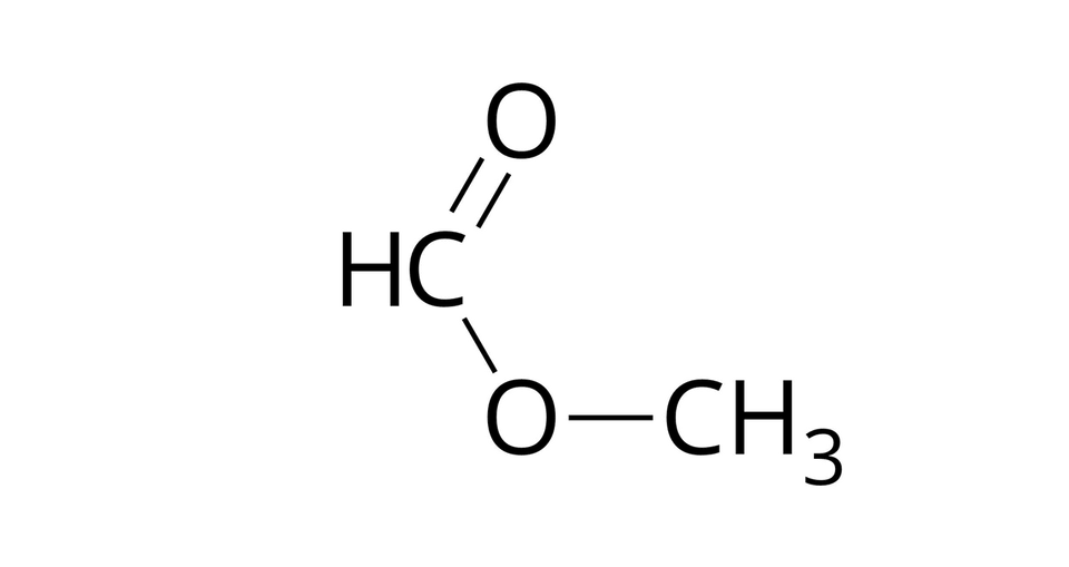 Na ilustracji ukazano wzór półstrukturalny metanianu metylu. Od atomu wodoru H odchodzi wiązanie pojedyncze w prawo do atomu węgla C. Od niego odchodzą dwa wiązania: podwójne na ukos w górę do atomu tlenu O i pojedyncze na ukos w dół do atomu tlenu O. Od niego odchodzi wiązanie pojedyncze w prawo do grupy C H indeks dolny, trzy, koniec indeksu dolnego.