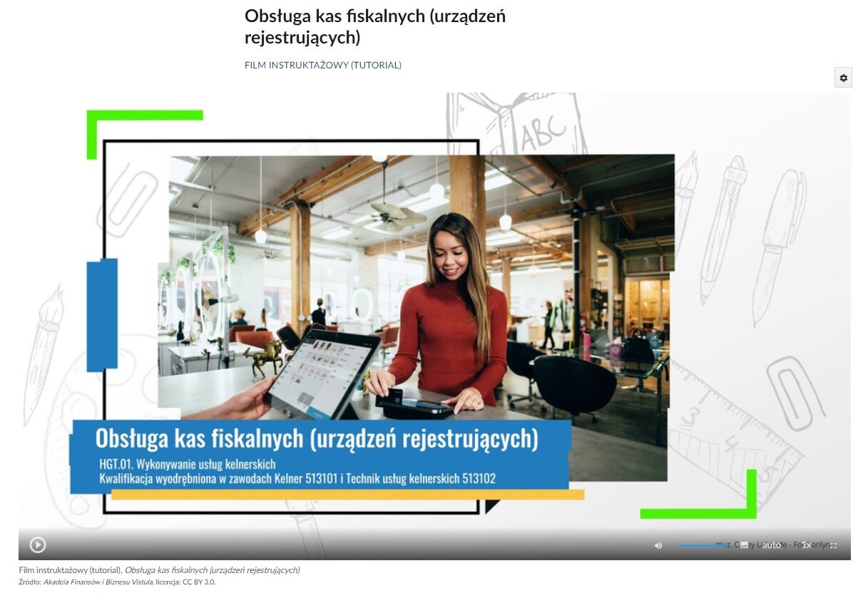 Grafika przedstawia widok ujęcia początkowego filmu edukacyjnego zatytułowanego Obsługa kas fiskalnych (urządzeń rejestrujących). Na grafice widać pasek sterowania filmem, który zawiera przycisk startu film, suwak głośności filmu, przycisk włączenia napisów, przycisk wyboru jakości odtwarzanego filmu, przycisk wyboru prędkości odtwarzania filmu oraz przycisk włączenia pełnego ekranu. 