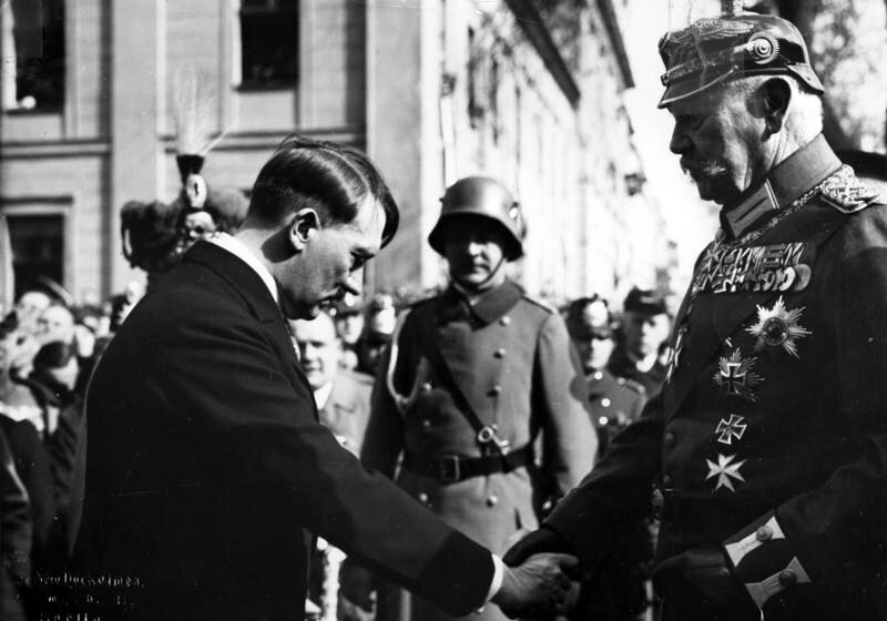 Spotkanie Adolfa Hitlera z prezydentem Rzeszy Paulem von Hindenburgiem Spotkanie Adolfa Hitlera z prezydentem Rzeszy Paulem von Hindenburgiem Źródło: Theo Eisenhart, Bundesarchiv, Bild 183-S38324, licencja: CC BY-SA 3.0.