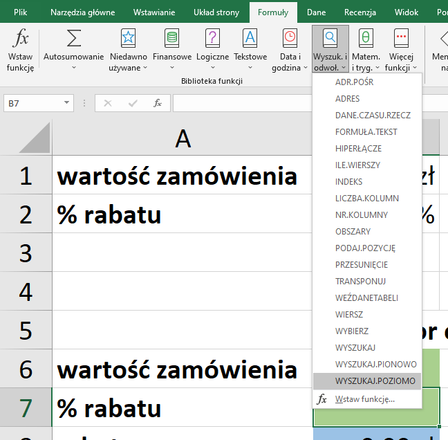 Ilustracja przedstawia fragment arkusza kalkulacyjnego w programie  Microsoft Excel . W komórce A1 i A6 znajduje się tekst: wartość zamówienia, w komórce A2 i A7 tekst: % rabatu. Na górze arkusza znajduje się pasek menu z zakładkami. Wybrana jest zakładka Formuły. Poniżej, spośród opcji menu znajdujących się w pasku zakładki wybrana jest miniaturka wraz z podpisem: Wyszuk. i odwoł. Rozwinięta jest pionowa lista z opcjami. Wśród nich wybrana jest opcja: WYSZUKAJ.POZIOMO.