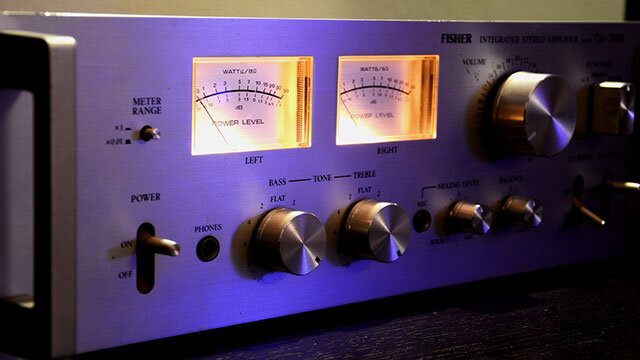 Na zdjęciu znajduje się srebrna konsola do wyboru częstotliwości próbkowania projektu. Na konsoli znajdują się suwaki i pokrętła do zmiany częstotliwości, a także oświetlone tarcze, na których widać wartości wybieranych częstotliwości.