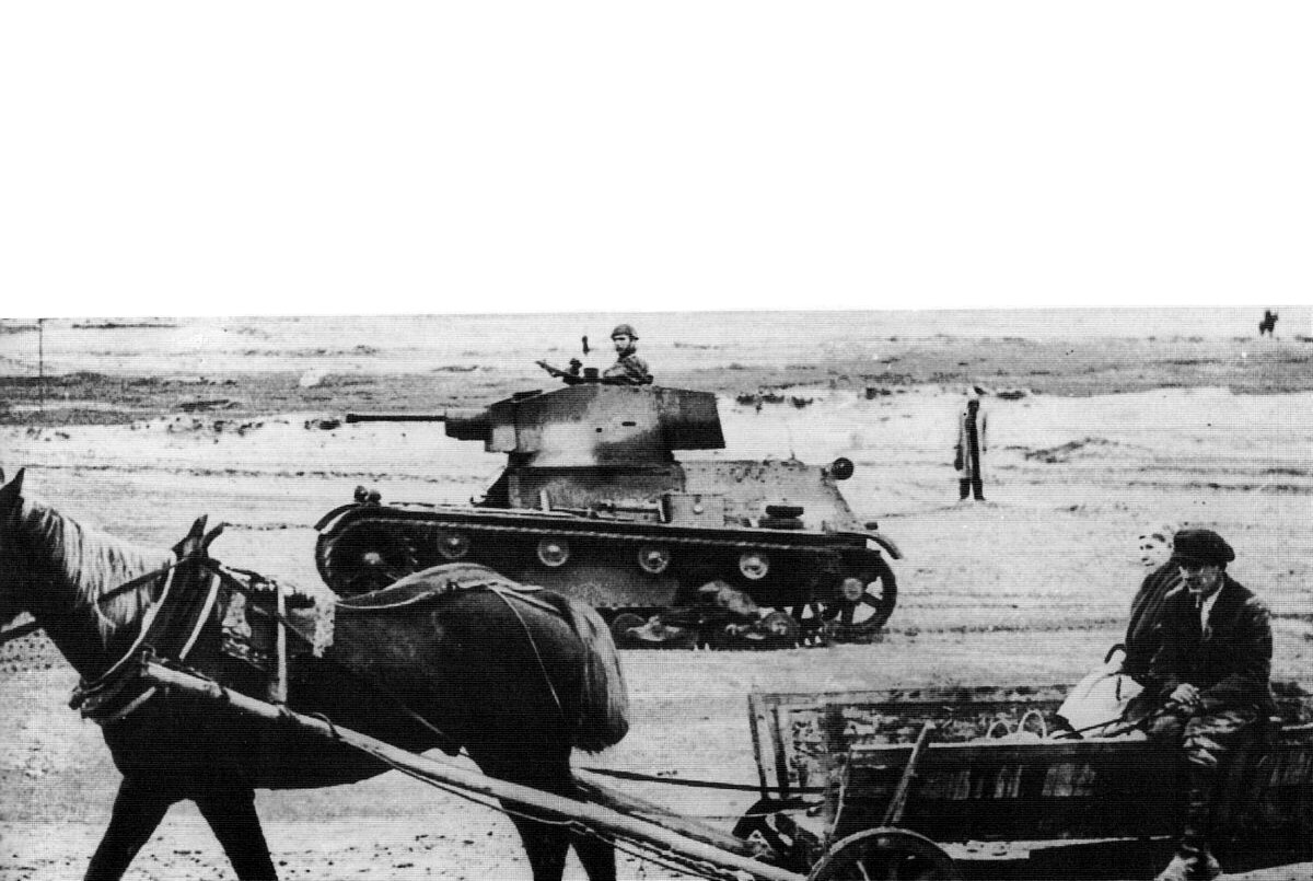 Na zdjęciu polski jednowieżowy pojazd gąsienicowy z dowódcą kontrolującym jazdę czołgu po równinie. Na pierwszym planie furmanka konna z woźnicą i towarzyszącą mu kobietą.