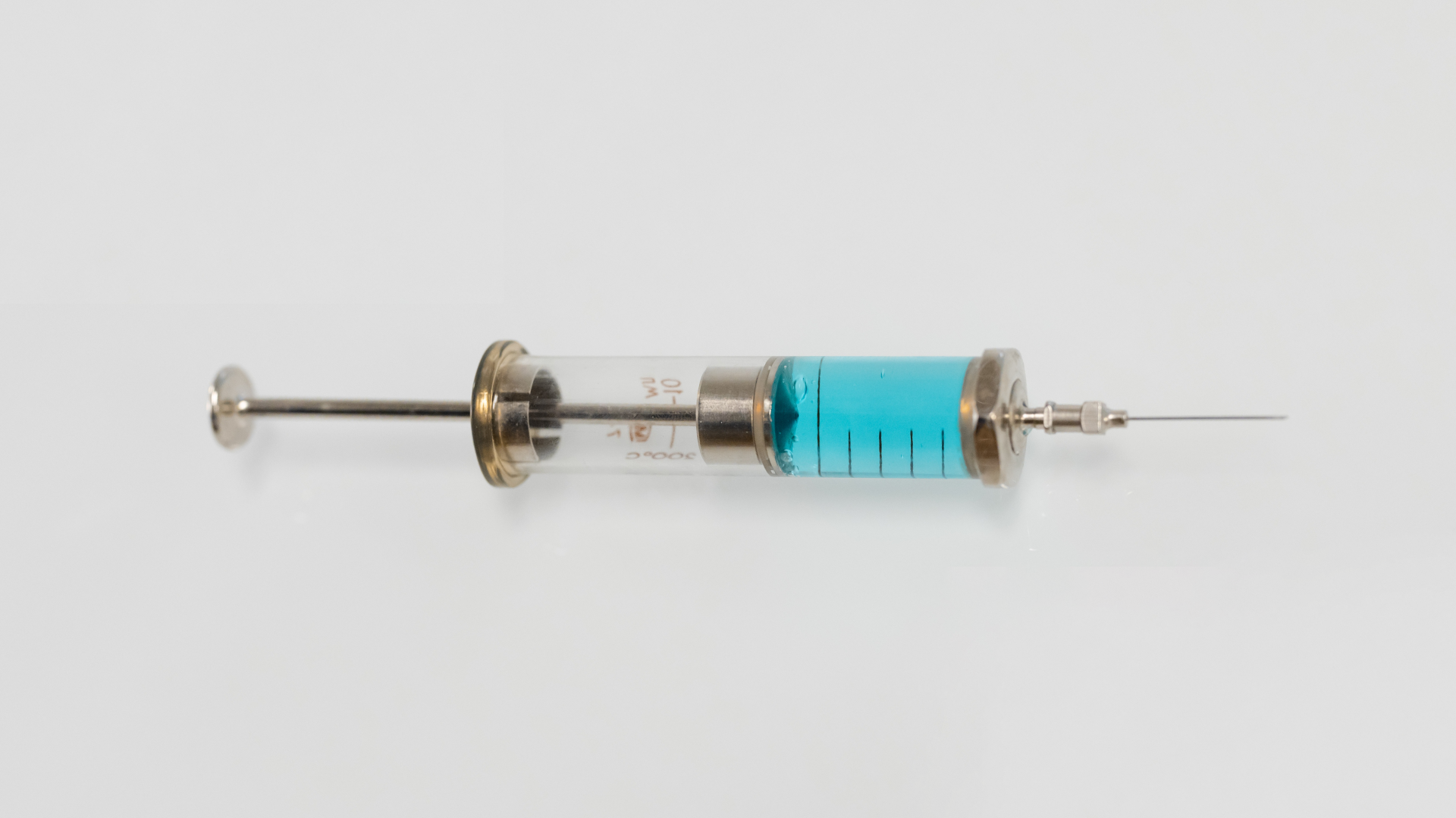 Zdjęcie przedstawia strzykawkę z lekiem.