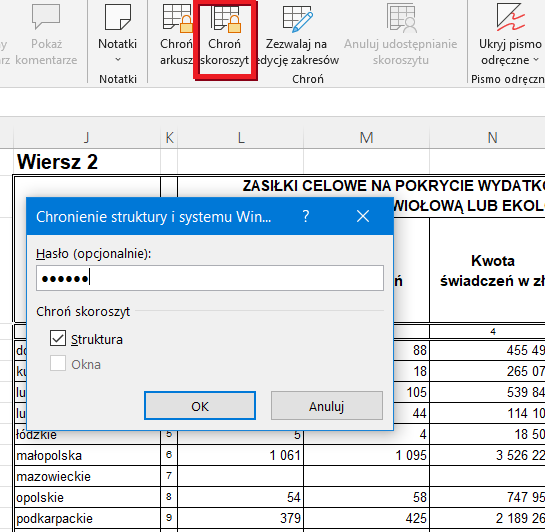 Ilustracja przedstawia arkusz. Wybrano zakładkę Chroń skoroszyt. Po otwarciu okna o nazwie: Chronienie struktury i systemu Win... wpisano hasło w odpowiednim polu. W opcji Chroń skoroszyt zaznaczono Strukturę. Zastosowano przycisk OK. 
