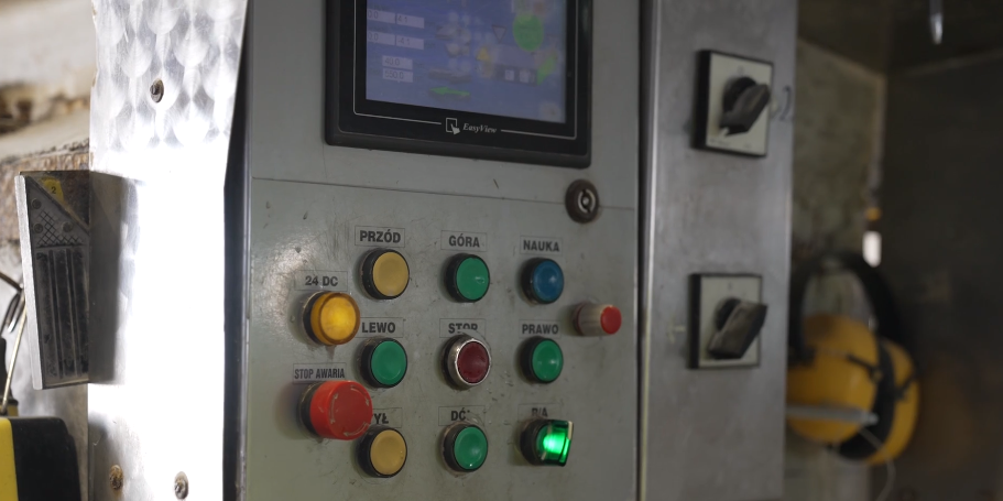 Zdjęcie panelu sterowania piły mostowej. Panel ten składa się z wyświetlacza, przycisków i pokręteł.