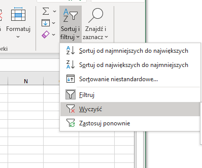 Na zrzucie ekranu widoczny jest fragment aplikacji Excel. Z paska opcji wybrano Sortuj i filtruj, a następnie z rozwiniętej listy Wyczyść