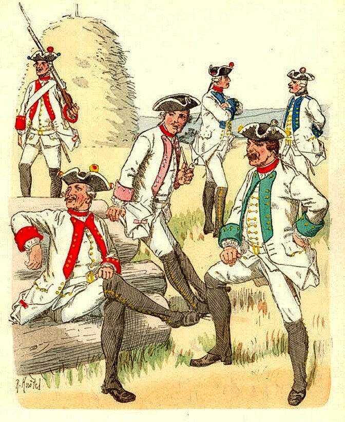 Ilustracja przedstawiająca piechotę austriacką. Stoi na łące. Żołnierze mają na sobie jasne mundury z czerwonymi lub zielonymi dodatkami - obszyciami. Na głowach mają czapki z brzegami wywiniętymi do góry. Jeden z żołnierzy trzyma bagnet.