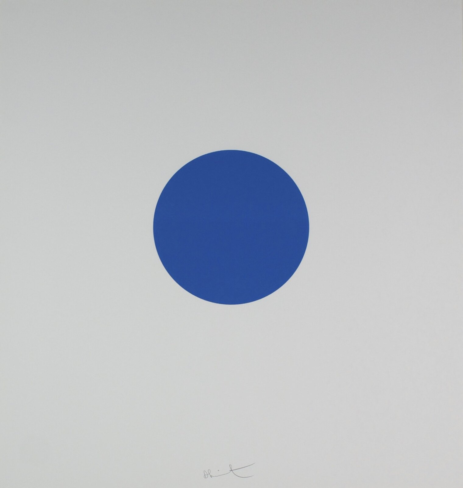 Praca autorstwa Damiena Hirsta pod tytułem „Pridinol” przedstawia szare tło, na którym znajduje się niebieska kropka.