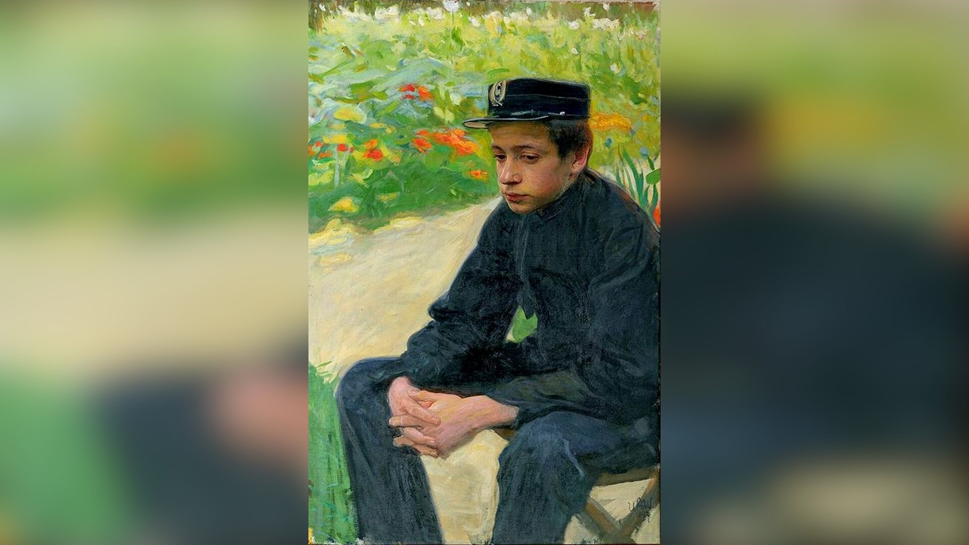 Na obrazie młody mężczyzna. Siedzi na krześle w ogrodzie. Ubrany jest w mundurek szkolny. Ma na głowie czapkę.