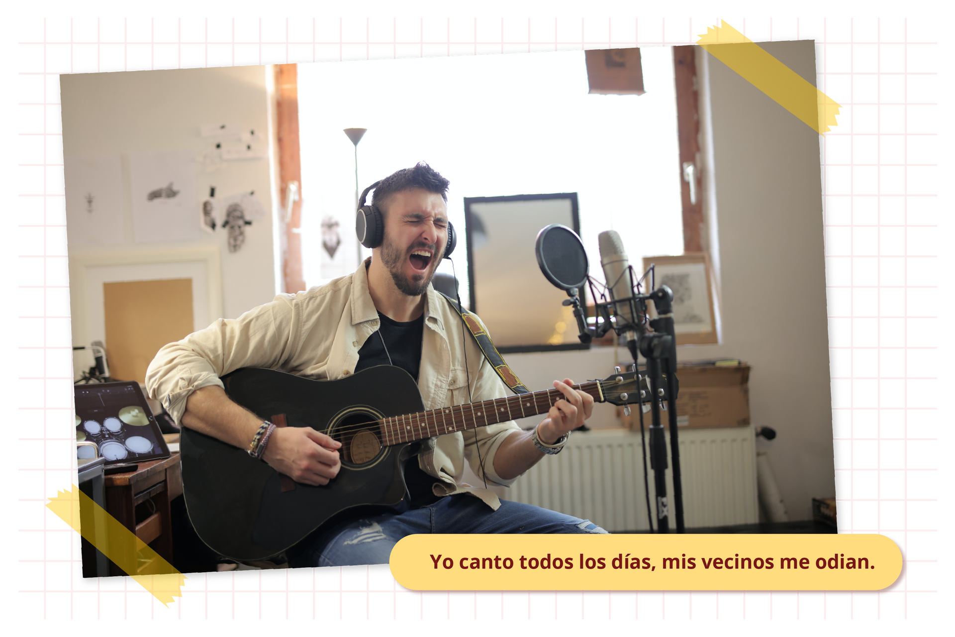 Na obrazku mężczyzna w słuchawkach przed mikrofonem śpiewający i  grający na gitarze. Podpis: Yo canto todos los días, mis vecinos me odian. 