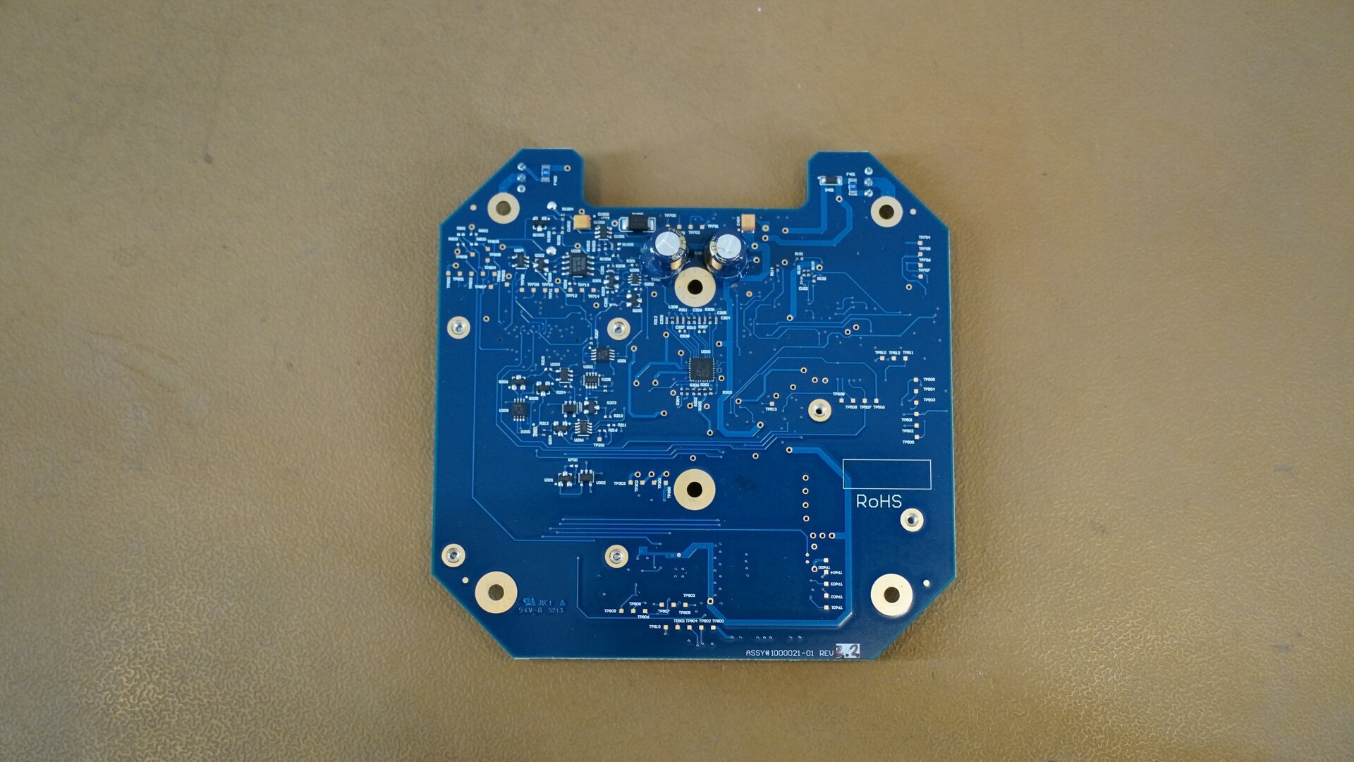 Zdjęcie przedstawia widok płyty głównej od spodu.