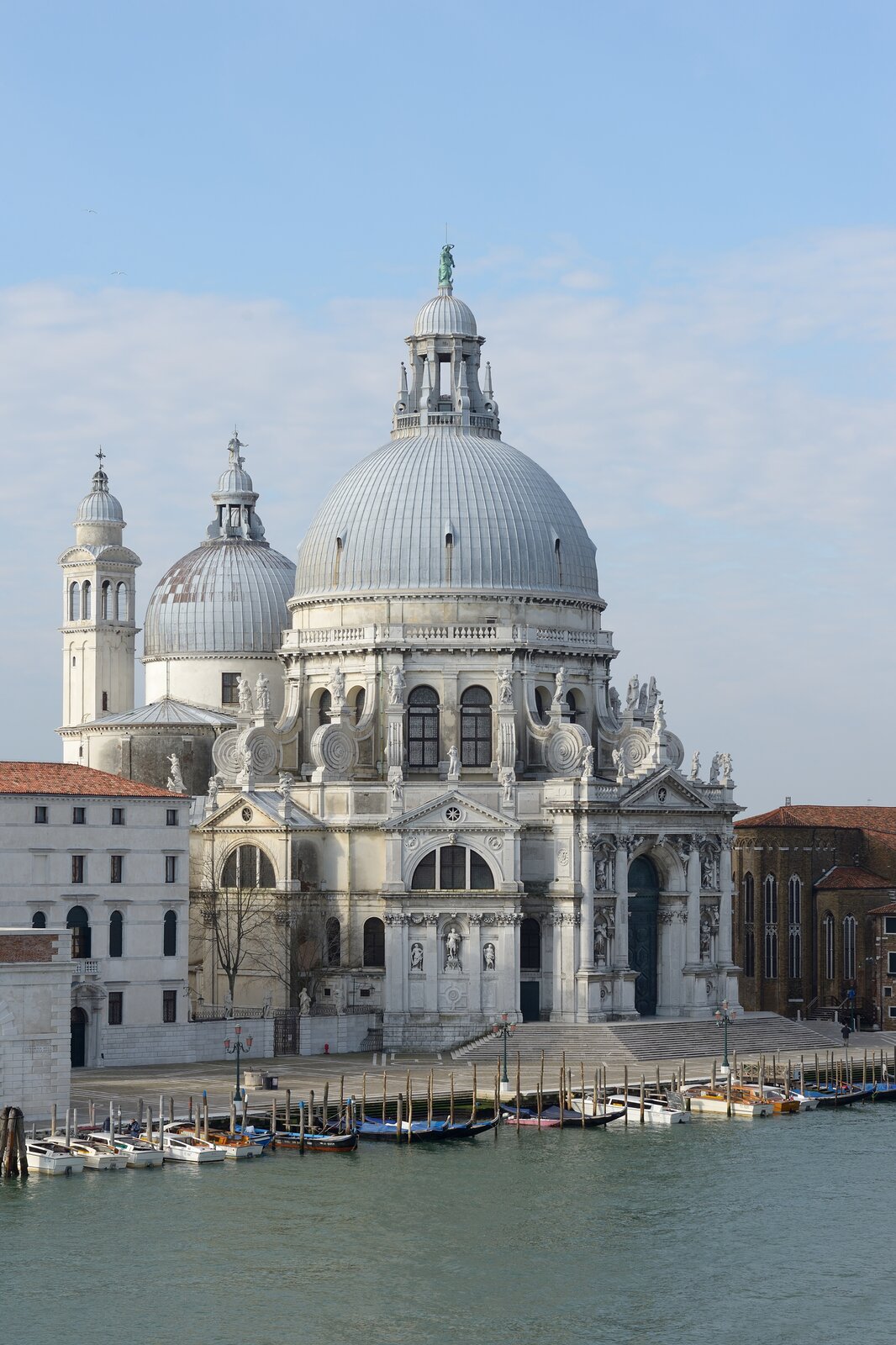 Ilustracja interaktywna przedstawia bazylikę Santa Maria della Salute w Wenecji. Architektura kościoła jest zdominowana przez olbrzymią kopułę nawy, wspartą na ośmiobocznym tamburze z ogromnymi wolutami oraz rzeźbami i zwieńczoną latarnią. Również prezbiterium znajdujące się po lewej stronie nakryte jest podobną lecz znacznie mniejszą kopułą.