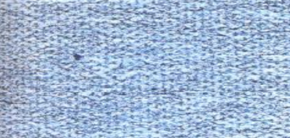 Na zdjęciu widoczny fragment materiału w szaro‑niebieskim kolorze. Zbliżenie ukazuje drobny splot włókien.