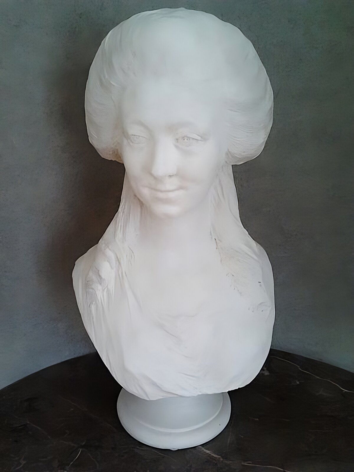 Kliknij, aby powiększyć Zdjęcie przedstawia popiersie Konstancji Tyszkiewicz jest naturalizowane, upiększane z racji starszego wieku modela w idealny wizerunek oświeceniowej damy w ufryzowanej peruce i muślinowej sukni. Cechuje go pewna frywolność i kokieteria, lekkość w odbiorze