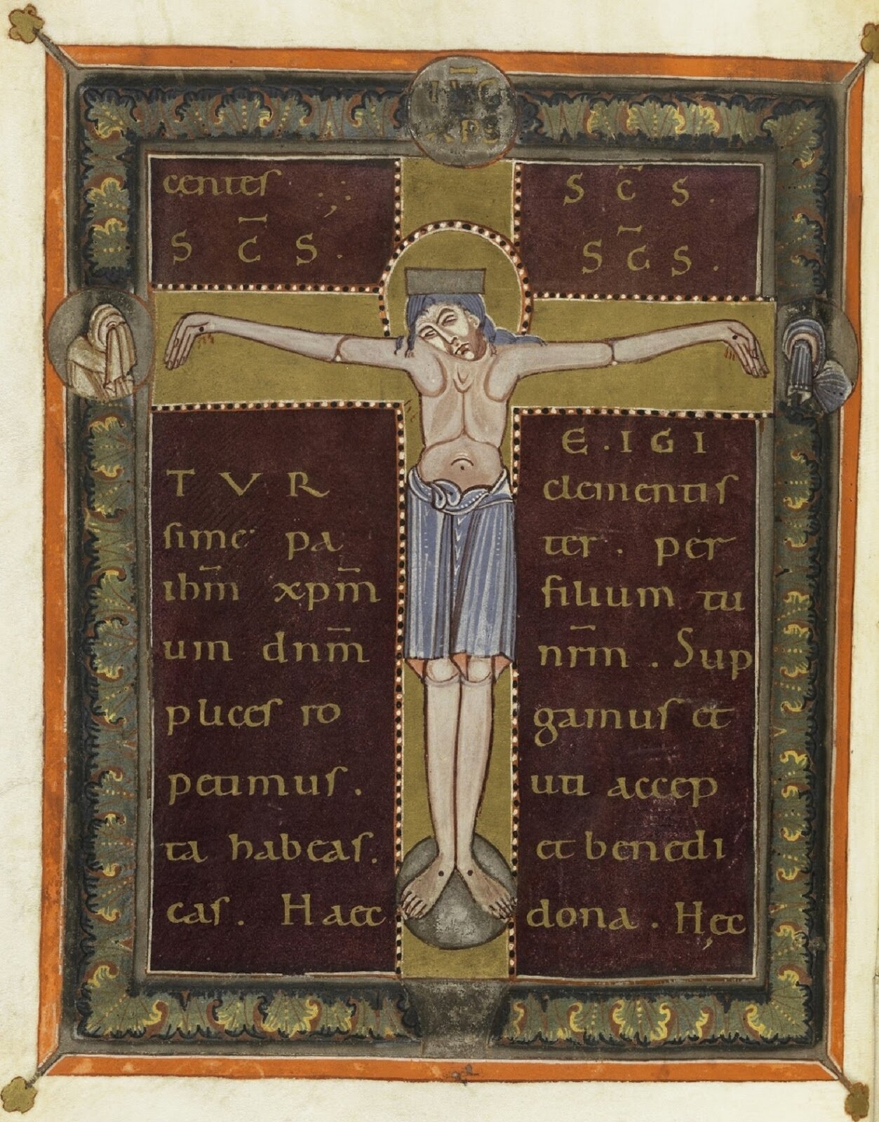 Fotografia przedstawia jedną z bogato zdobionych kart „Sakramentarza tynieckiego”. Fotografia przedstawia zdjęcie Jezusa na krzyżu. Ma przepasaną w pasie szatę, spuszczoną głowę, przybite nogi i dłonie do krzyża.