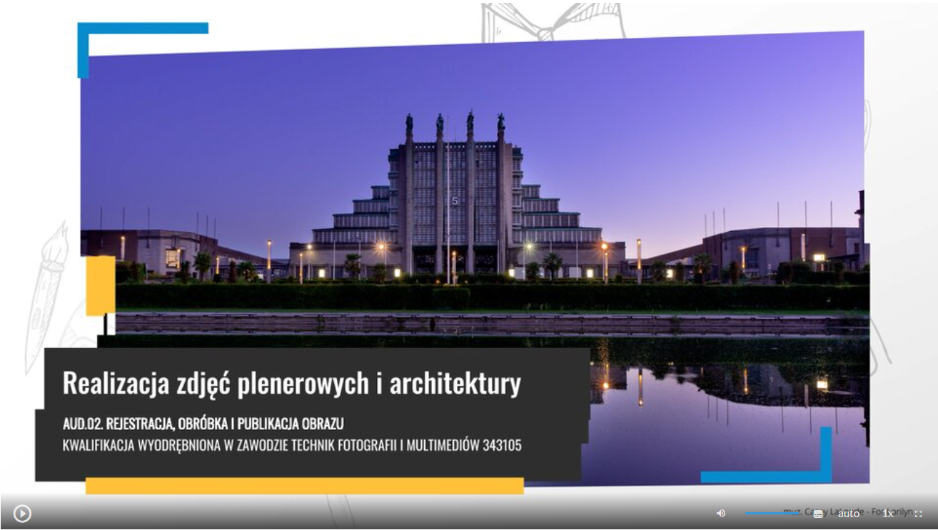 Zdjęcie przedstawia widok ekranu odtwarzania filmu instruktażowego. Pośrodku widoczny jest budynek, na pierwszym planie widoczna jest tafla wody, zdjęcie wykonane wieczorem w odcieniach fioletu. W lewym dolnym rogu widoczny jest napis z białych liter na czarnym tle – tytuł filmu Realizacja zdjęć plenerowych i architektury, oraz AUD.02. Rejestracja, obróbka i publikacja obrazu kwalifikacja wyodrębniona w zawodzie Fotograf 343101 i Technik fotografii i multimediów 343105.