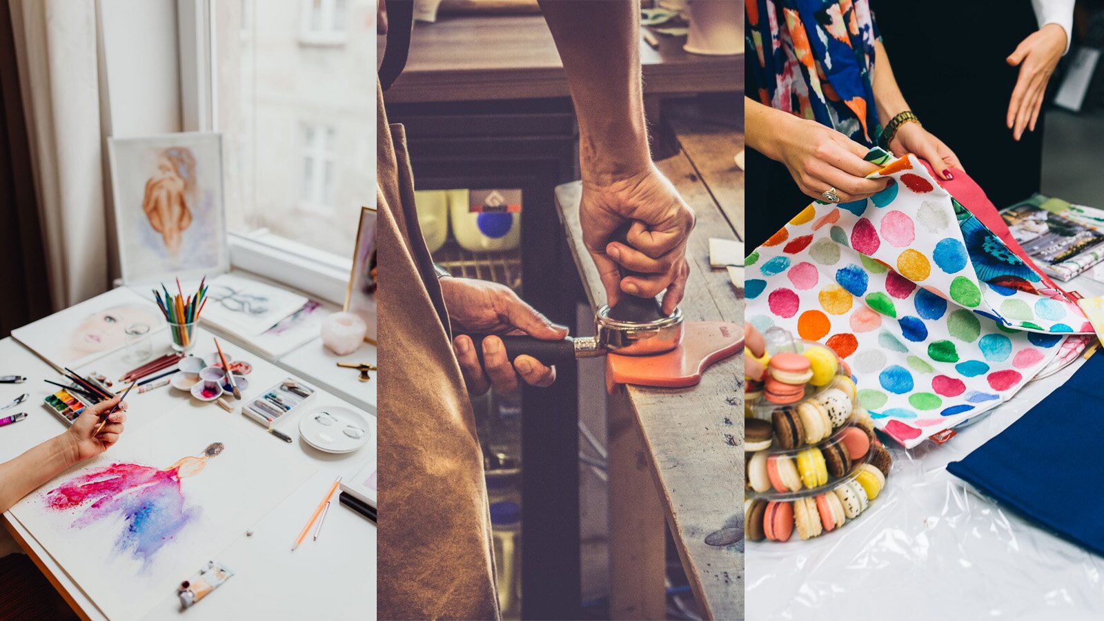 Ilustracja składa się z trzech zdjęć. Na zdjęciu po lewej stronie widoczne jest duże biurko stojące pod oknem, na którym są porozkładane farby, kredki, pędzle, rysunki i szkice. Po lewej stronie widoczna jest lewa ręka, opierająca się o blat i trzymająca pędzel. Główną część biurka zajmuje akwarela przedstawiająca odwróconą tyłem kobietę w kolorowej, rozłożystej sukni. Na zdjęciu w środku widoczny jest fragment stojącej osoby, która w lewej ręce trzyma kolbę ekspresu leżącą na krawędzi drewnianego stołu, a w prawej trzyma przycisk, którym dociska kolbę. Na zdjęciu po prawej stronie widoczne są dłonie dwóch osób. Osoba po lewej stronie podnosi plik tkanin w kolorowe, duże kropki. Na blacie przed nią leżą inne tkaniny. Ręka osoby po prawej stronie jest otwarta i wskazuje na coś.