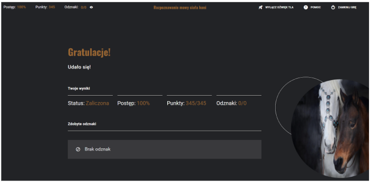Grafika przedstawia widok ekranu z punktacją. Jest to czarna plansza z umieszczonym na górze nagłówkiem: Gratulację. Udało się. Pod nim znajdują się uzyskane wyniki, czyli informacje o statusie (zaliczony lub niezaliczony), postęp w procentach, punkty oraz zdobyte odznaki. 