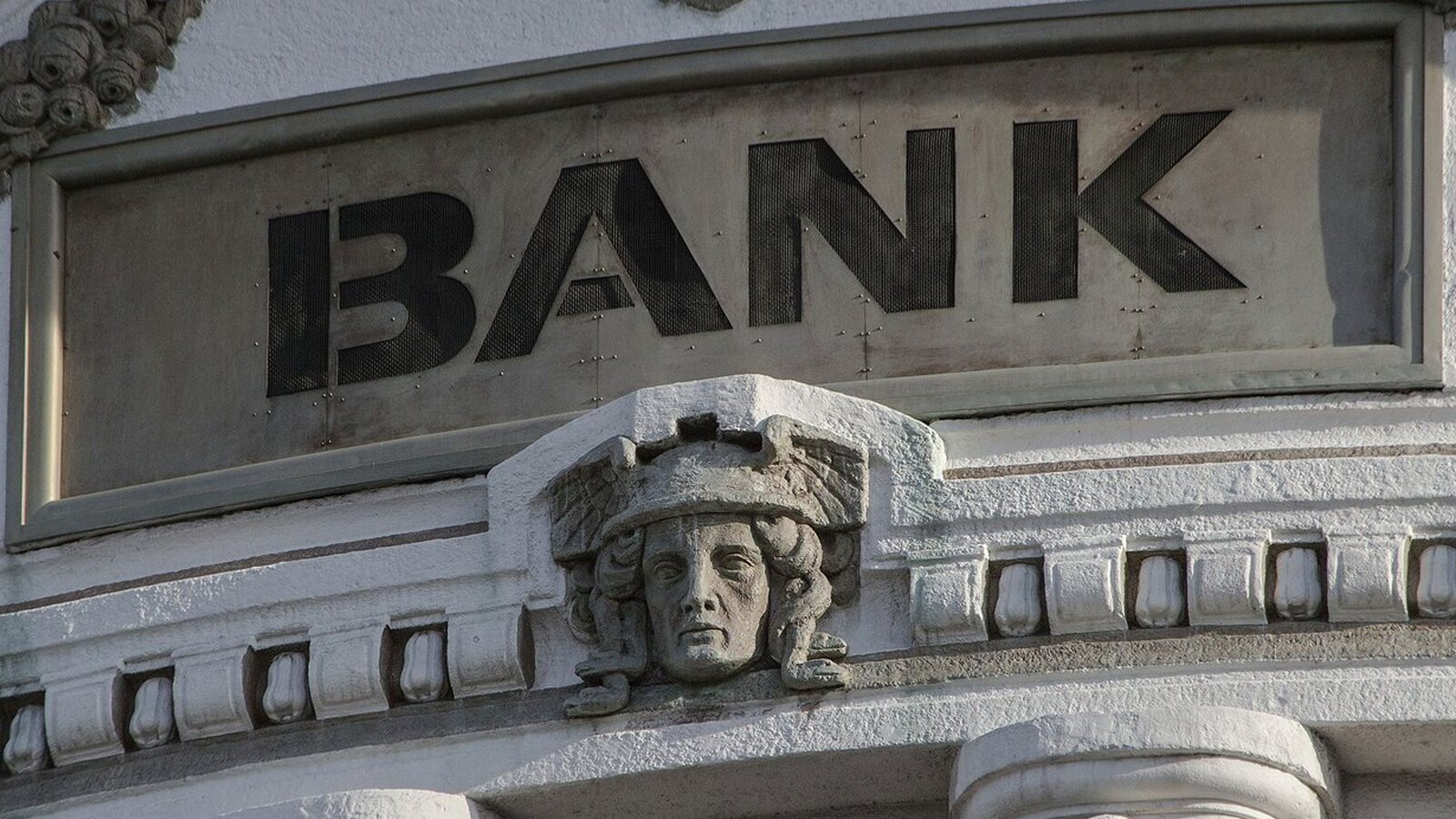 Ilustracja przedstawia budynek banku w Liechtensteinie.