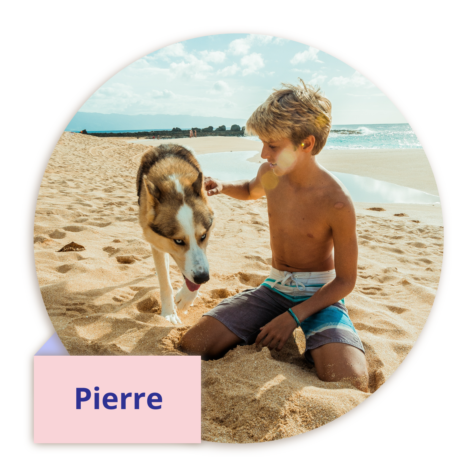 Zdjęcie przedstawia nastoletniego chłopca głaskającego psa na plaży. Podpis: Pierre.
