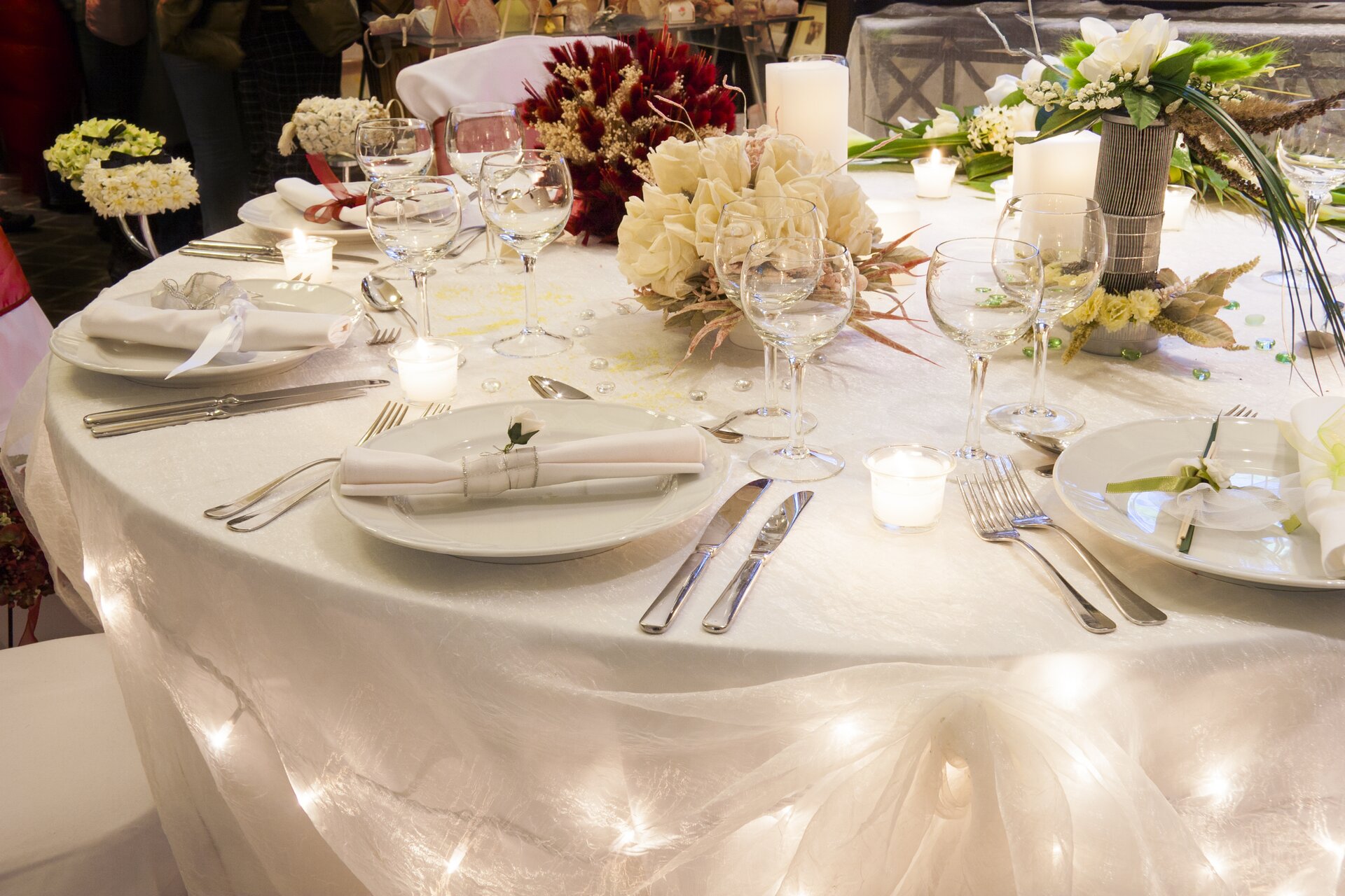 Stół bankietowy na przyjęciu zasiadanym z okazji wesela