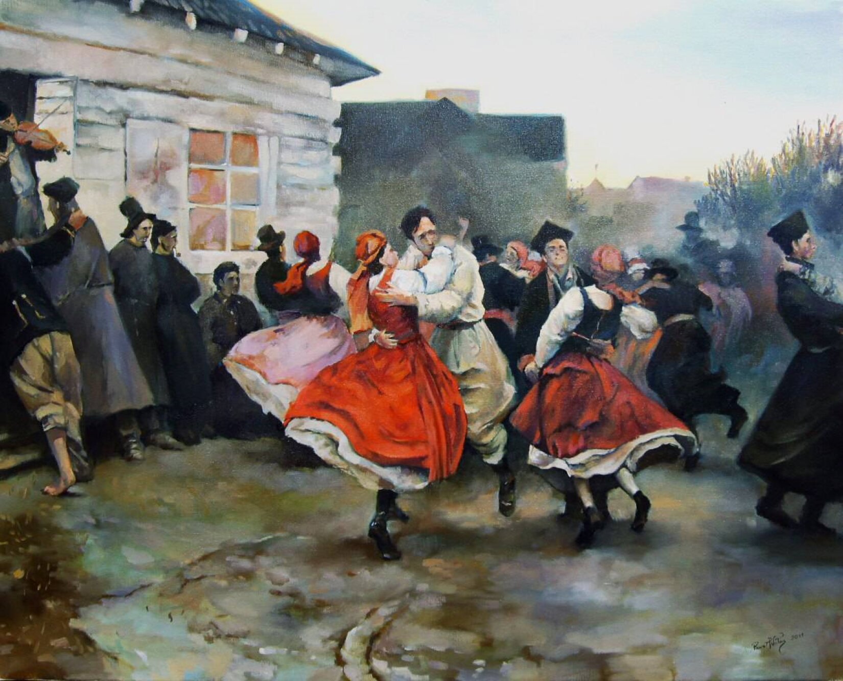 Ilustracja przedstawia fragment obrazu. Na pierwszym planie znajdują się 3 pary taneczne, które są na podwórzu. Kobiety są ubrane w białe bluzki z długim rękawem, kamizelki, długie, czerwone spódnice i czarne buty. Na głowie mają czerwone chustki. Mężczyzna na środku ubrany jest w białą bluzkę i białe spodnie oraz brązowy pasek i brązowe buty. Dwaj pozostali mężczyźni ubrani są cali na czarno i mają czarne kapelusze. Na drugim planie znajdują się inne postacie w ciemnych strojach. Po lewej stronie jest fragment jasnego budynku z czarnym dachem. W otwartych drzwiach stoi mężczyzna, który gra na skrzypcach. W tle jest zabudowa oraz las. Tło jest rozmyte, niewyraźne. 