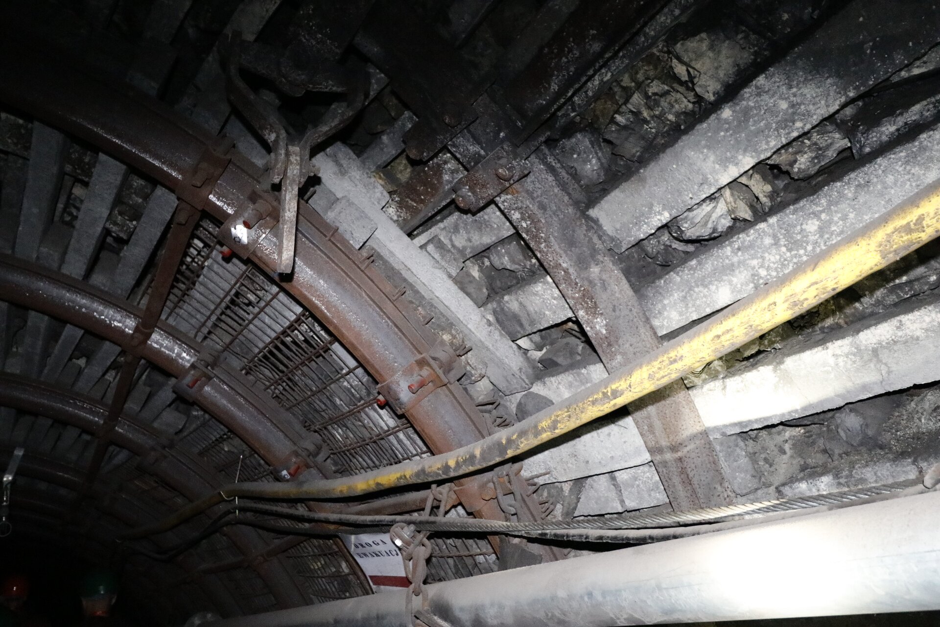 Strzemiona łączące łuki ociosowe z łukami stronicowymi obudowy stalowej podatnej (ŁP)