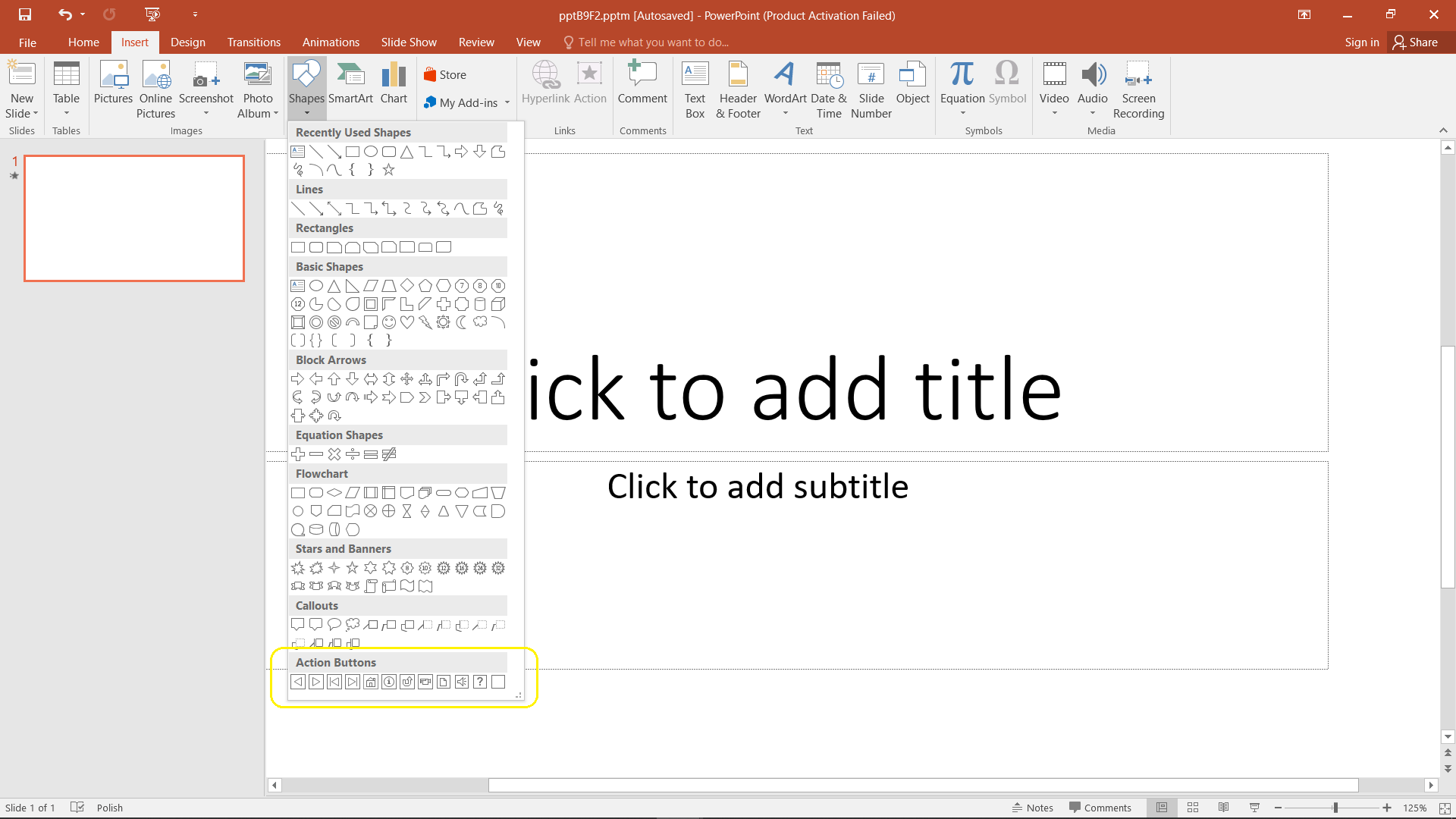Zrzut z ekranu przedstawia widok okno programu PowerPoint. Aktywna jest zakładka Insert oraz menu Shapes, gdzie na samym dole listy rozwijanej można znaleźć ikony Action Buttons: Trójkąt równoboczny  skierowany wierzchołkiem w lewą stronę, trójkąt równoboczny  skierowany wierzchołkiem w prawą stronę, trójkąt równoboczny  skierowany wierzchołkiem w lewą stronę - przy wierzchołku pionowa linia długości podstawy, trójkąt równoboczny  skierowany wierzchołkiem w prawą stronę - przy wierzchołku pionowa linia  długości podstawy, dom, okrąg z literą i w środku, półokrągła strzałka skierowana w prawy górny róg, kamera, pusta kartka, głośnik znak zapytania, pusty kwadrat.