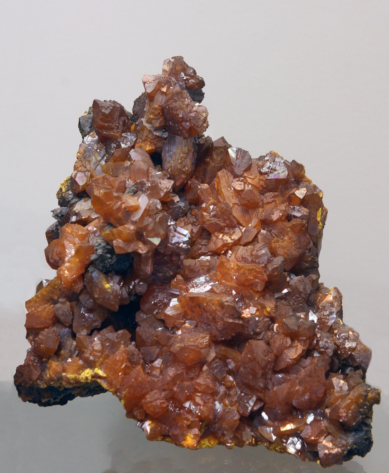 Na zdjęciu jest minerał zbudowany ze zlepionych drobnych pomarańczowobrązowych kryształów. 