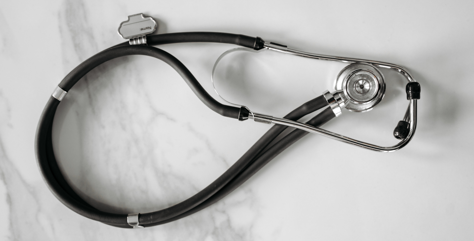 Zdjęcie przedstawia stetoskop.