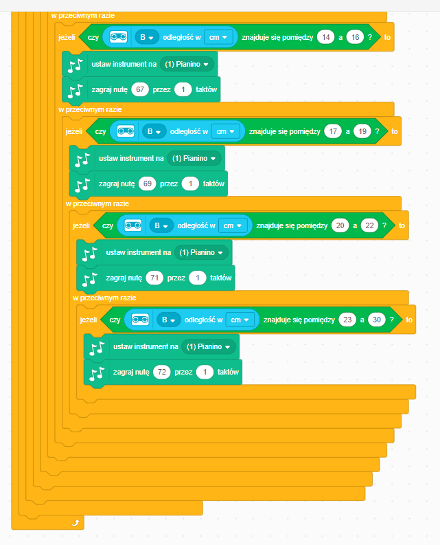 Kolorowy zrzut ekranu z aplikacji LEGO SPIKE LEGACY przedstawiający kolejne kroki programowania urządzenia, aplikacja pokazuje je w formie dużych różnokolorowych kafelków nałożonych jeden na drugi, tworząc kaskadę poleceń.