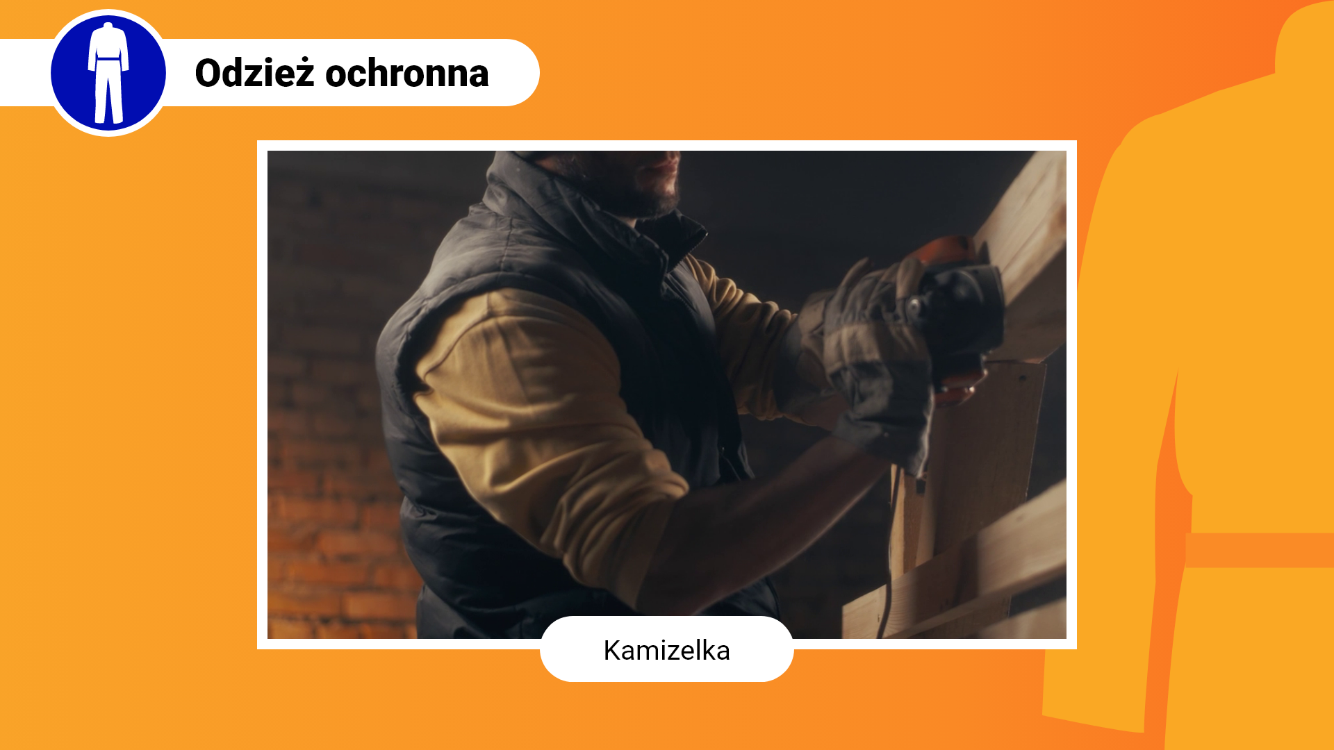Zdjęcie w ramce z podpisem: kamizelka. Przedstawia mężczyznę w granatowej kamizelce. Mężczyzna ma na rękach rękawice ochronne i szlifuje drewnianą deskę.