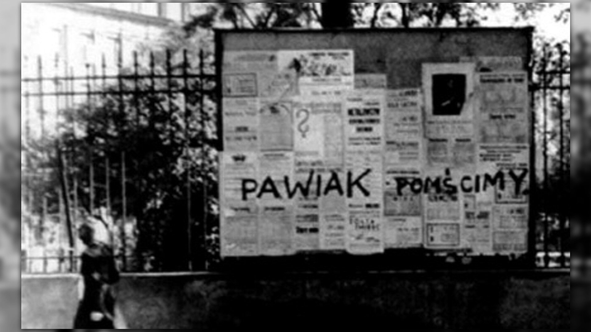 Fotografia czarno-biała przedstawiająca napis wykonany w czerwcu 1943 r. Przez harcerzy z organizacji "Sabotaż".