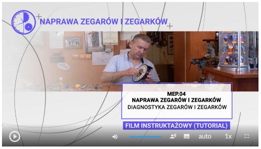 Zdjęcie przedstawia ekran wyświetlacza filmu instruktażowego pod tytułem Naprawa zegarów i zegarków.  Na zdjęciu widnieje mężczyzna naprawiający zegar oraz napis MEP.04 naprawa zegarów i zegarków, diagnostyka zegarów i zegarków , film instruktażowy (tutorial).  Na dole zdjęcia widnieją ikonki odpowiadająca za: odtwarzanie filmu,  głośność filmu, alternatywną ścieżkę dźwiękową, napisy , szybkość odtwarzania oraz wielkość obrazu.