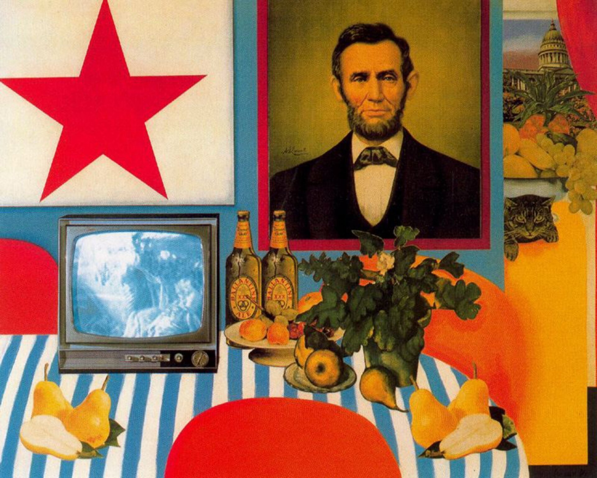 Ilustracja przedstawia obraz prezentujący martwą naturę – wnętrze pokoju, w którym stoi stolik z biało niebieskim obrusem, na którym umieszczono czarno‑biały telewizor, gruszki, talerz z owocami oraz dwie butelki napoju. Za stolikiem, na ścianie wisi obraz przedstawiający czerwoną gwiazdę na białym tle oraz portret eleganckiego starszego mężczyzny ubranego we frak oraz białą koszule i muchę. Z prawej strony, za ścianą, kanapa, na której siedzi kot. Za nim parapet, na którym stoi misa z owocami oraz widok z okna prezentujący Kapitol Stanów Zjednoczonych.