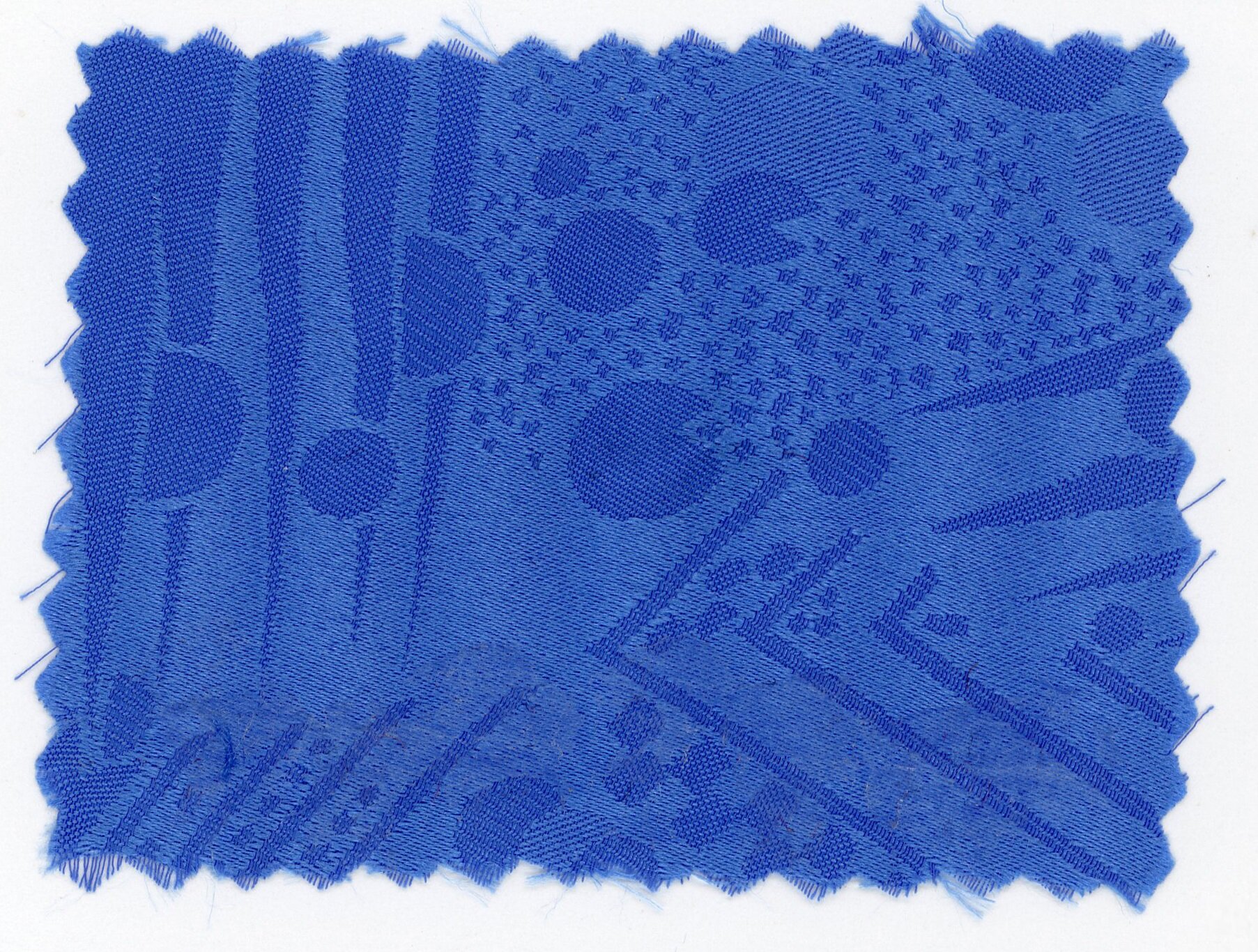 Zdjęcie przedstawia fragment niebieskiego adamaszku. Na tkaninie jest niesymetryczny, geometryczny wzór.Nagranie tożsame z treścią.