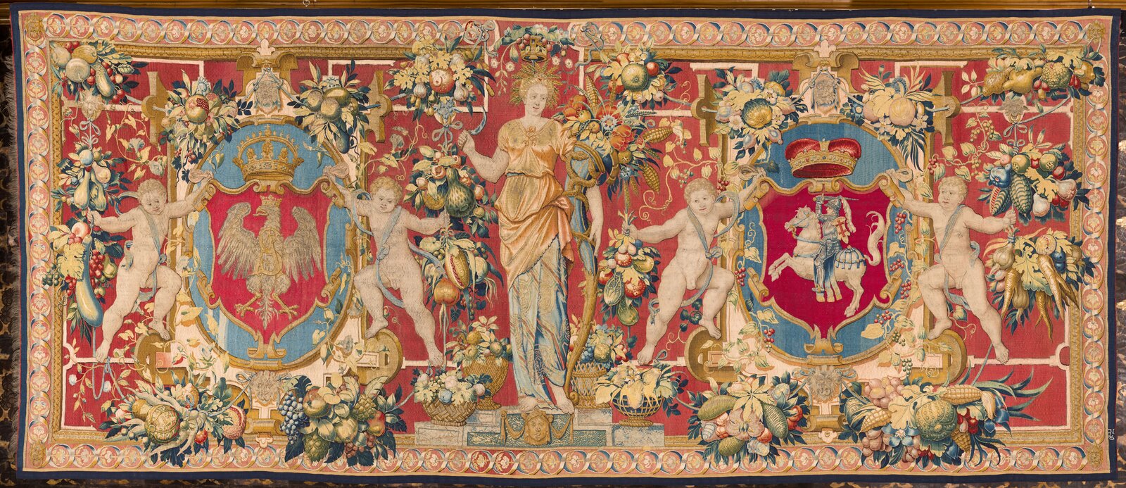 Ilustracja przedstawia arras symbolicznie ukazujący „obfitość domu jagiellońskiego”. Centralne miejsce zajmuje posąg rzymskiej bogini Cerery z rogiem obfitości pełnym zbóż, owoców i kwiatów. Kobieta ubrana jest w długą złotą szatę i ma na głowie wianek z kłosów. Po obu stronach bogini znajdują się owalne medaliony podtrzymywane przez nagie amorki z szarfami na piersiach. W medalionach znajdują się herby Polski i Litwy: Orzeł Biały z monogramem Zygmunta II Augusta oraz Pogoń. Medaliony są w otoczeniu koszów pełnych owoców i warzyw.