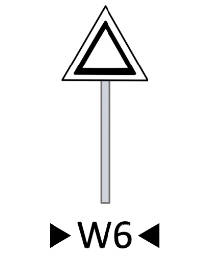 Wskaźnik wu sześć. Trójkąt równoboczny osadzony na słupku. Trójkąt jest biały i ma czarny kontur.