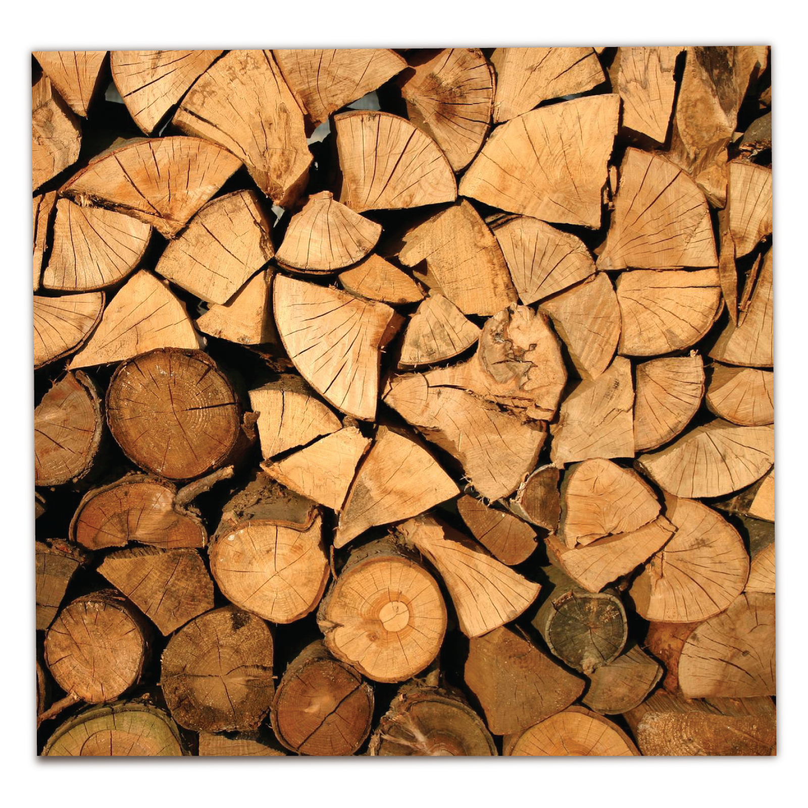 Ilustracja przedstawia porąbane, ułożone drewno.