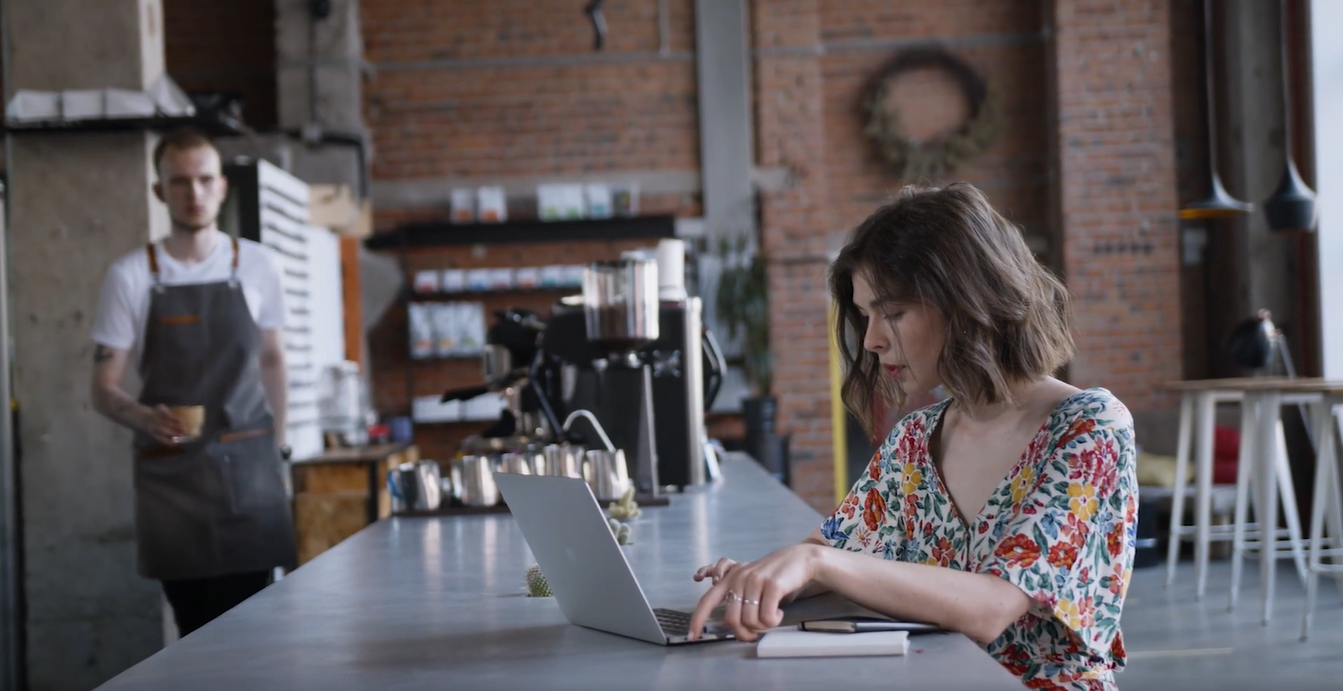 Nagranie wideo posiada jedynie wizję i jest bez dźwięków. Przedstawia młodą kobietę w kwiecistej sukience, która siedzi w kawiarni. Przed nią stoi otwarty laptop. Kobieta pracuje. W oddali widać zbliżającego się do niej kelnera, który w ręku trzyma kawę.