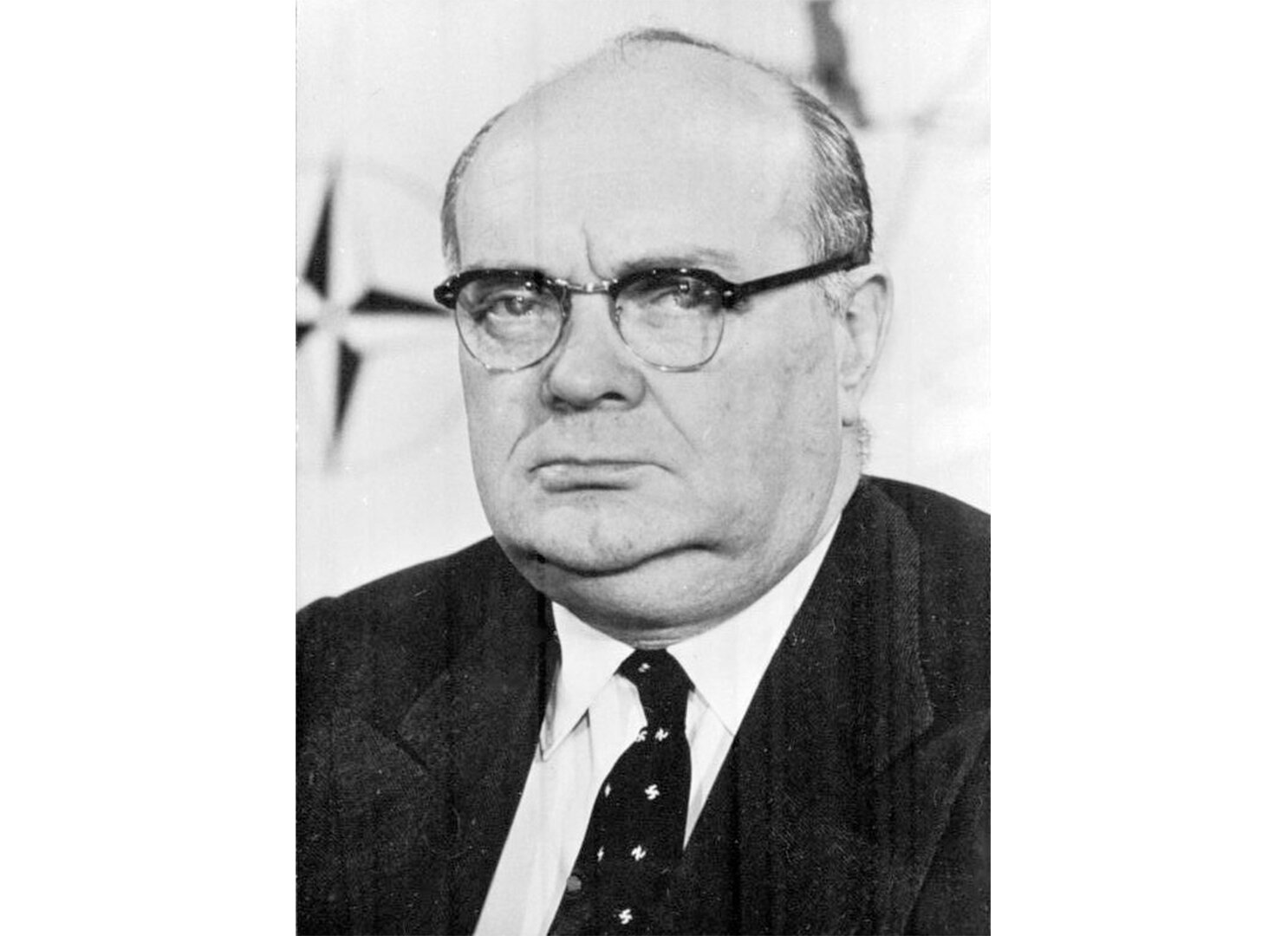 Fotografia czarno-biała przedstawiająca portret Paul-Henri Spaak.