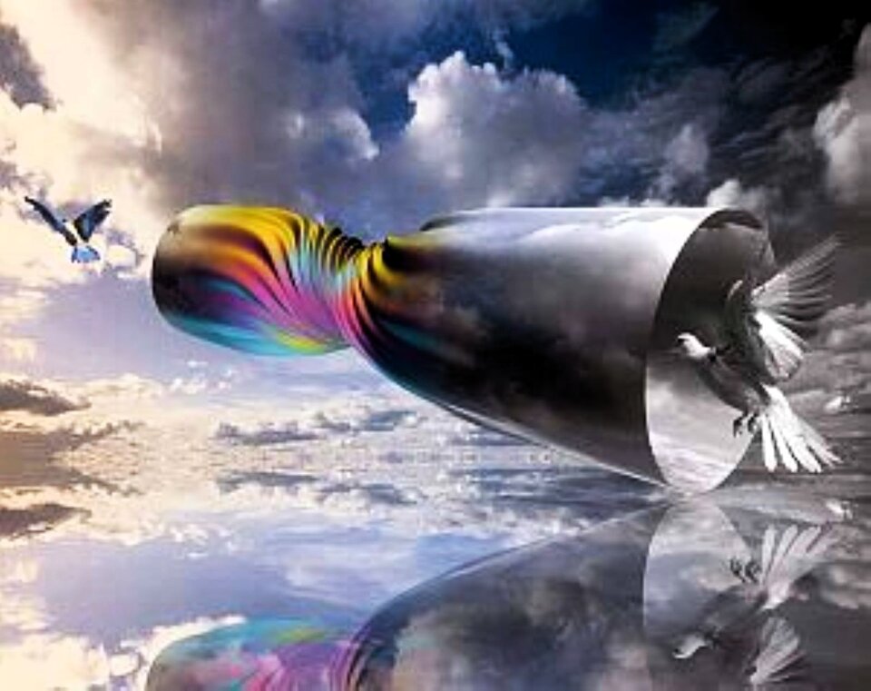 Fotografia przetworzona cyfrowo, ukazuje fantastyczny świat wśród obłoków. Pośrodku zawieszony w przestrzeni tkwi skręcony metalowy tunel o przekroju kolistym. Wlatuje do niego ptak, drugi wylatuje z przeciwnej strony. Skręcenie ma duże znaczenie. Tylko w tym miejscu pojawiają się ciepłe i zimne kolory.  