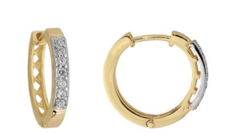 Ilustracja przedstawia kolczyki z zapięciem na zatrzask. Kolczyki są w kształcie koła i posiadają srebrny element. Zabezpieczenie zatrzaskowe zbudowane jest z zagiętego sztyftu z wcięciem oraz ze wbudowanego nawiasu. Po przełożeniu sztyftu przez ucho ten blokuje się po drugiej stronie kolczyka w specjalnym wyżłobieniu.