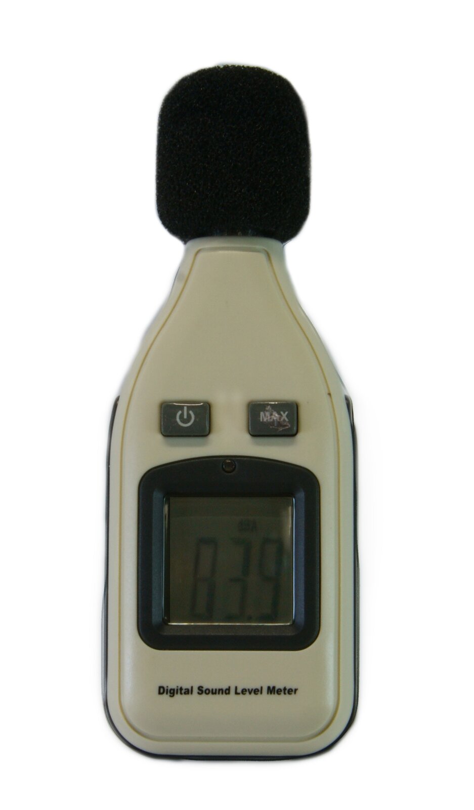 Zdjęcie przedstawia decybelomierz. Ma on kształt prostokątny, zwężający się na górze i zakończony czarną gąbką. Na środku znajduje się elektroniczny wyświetlacz w czarnym obramowaniu. Nad wyświetlaczem umieszczone są dwa przyciski. Pierwszy służy do włączania i wyłączania urządzenia. Na drugim znajduje się napis MAX.