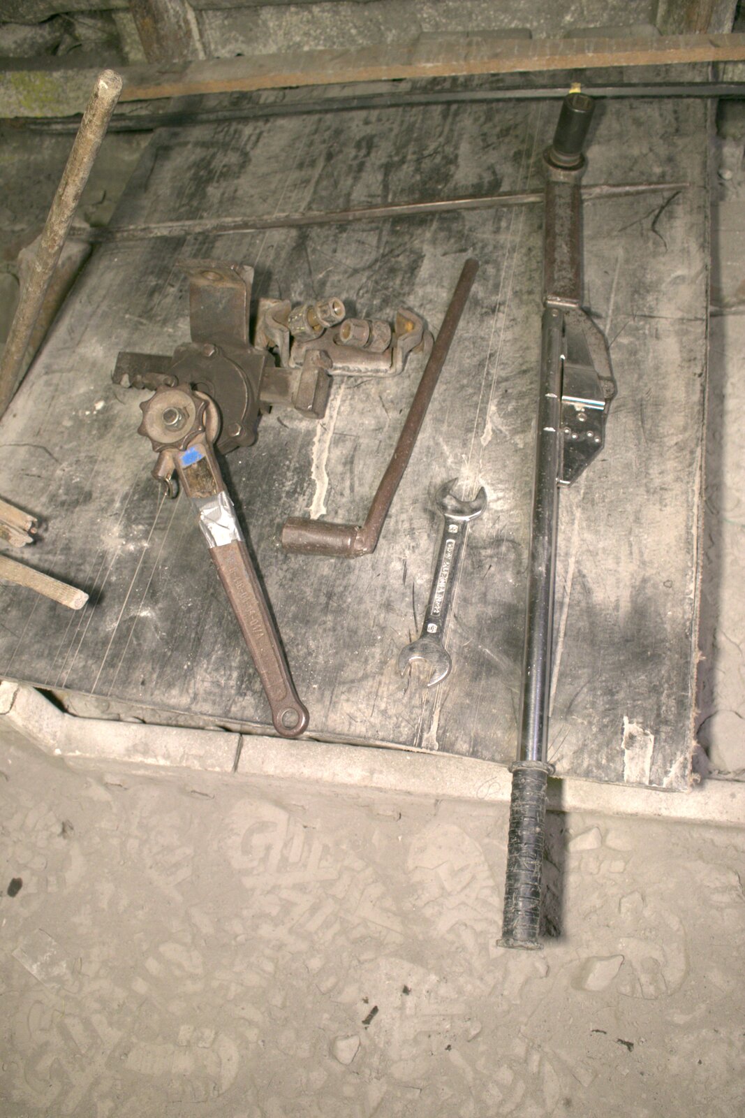 Na zdjęciu widać przykładowe narzędzia. Od lewej jest to wciągarka ręczna zębatkowa, klucz nasadowy, klucz ślusarski, klucz dynamometryczny.Wyciągarka zębatkowa jest to narzędzie o kształcie litry L. Długa metalowa rączka połączona jest z zębatka zamontowaną na kwadratowej obudowie. Klucz nastawny jest narzędziem zbliżonym do budowy L. Długa cylindryczna rączka ulega zagięciu o dziewięćdziesiąt stopni. Zagięcie jest o kształcie krótkiego walca o średnicy większej niż rączka.Podstawa klucza ślusarskiego to podłużny prostokąt. Na obu końcach prostokąta znajdują się zakończenia o kształcie litery U. Klucz dynamometryczny a kształt podłużnego cienkiego prostokąta o kształcie zbliżonym do dźwigni. W lewej części klucz jest przymocowany do elementu o kształcie niewielkiego cylindra.Klucze leżą na czarnej macie.