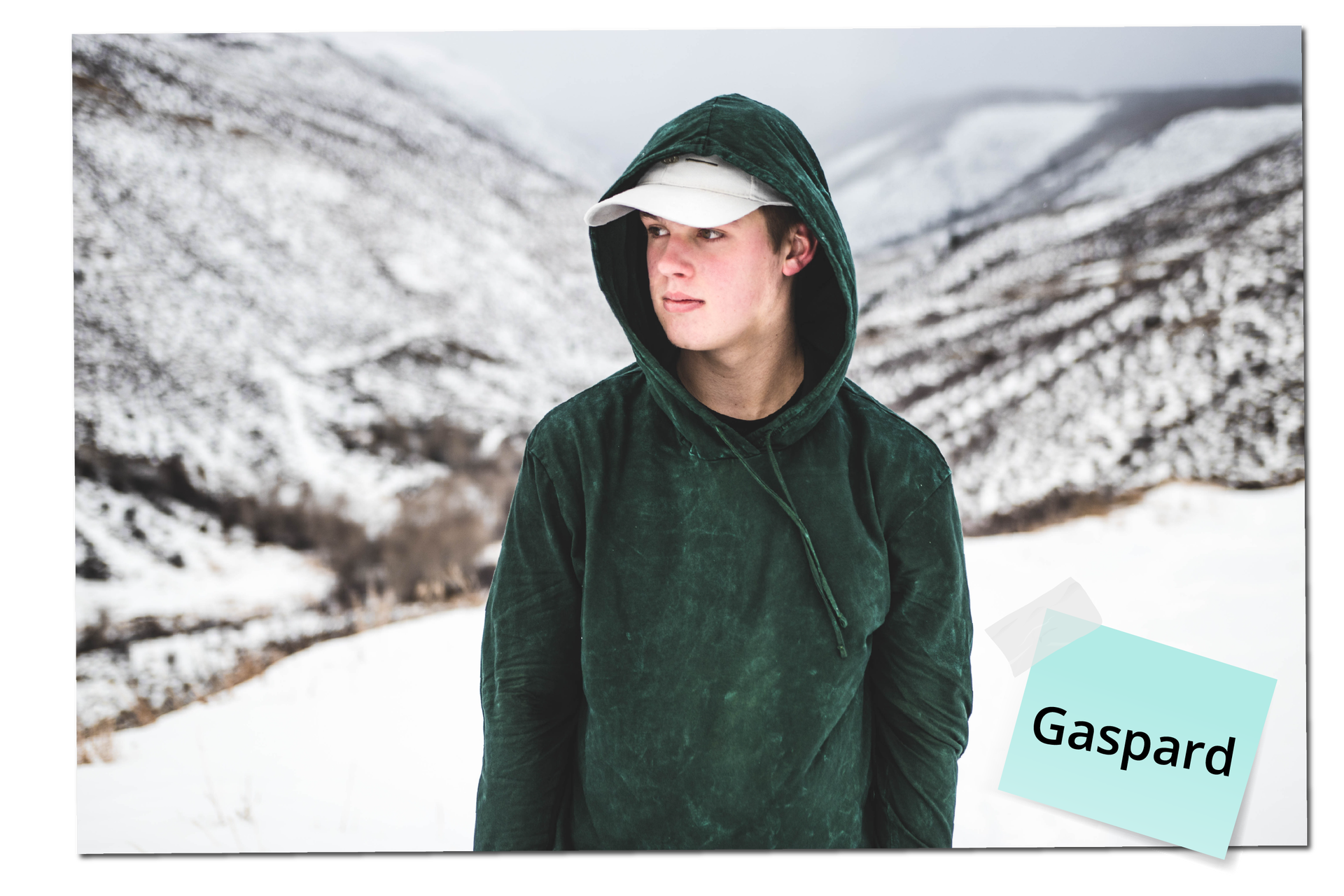 Na zdjęciu widoczny jest chłopak w zielonej bluzie, noszący czapkę z daszkiem. W tle widać góry pokryte śniegiem. Na zdjęciu znajduje się podpis: Gaspard.